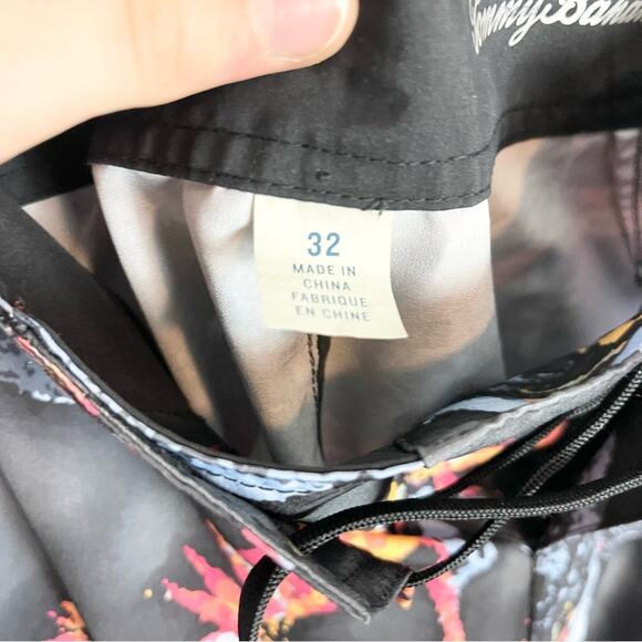 Tommy Bahama Men's Black North Shore Pixel in Paradise 9" Board Shorts size 32 - Picture 7 of 9